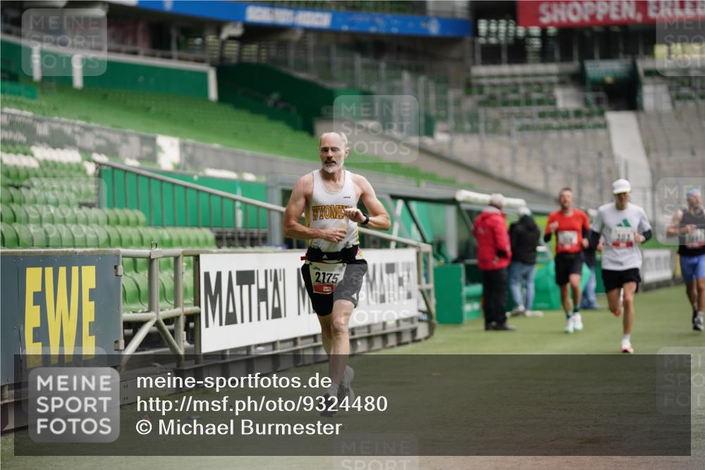 05.10.2025 - 20. swb-Marathon Bremen Michael Burmester http://msf.ph/oto/9324480 05.10.2025 12:27:15 Laufen im Stadion 303, 758, 942, 1571, 1687, 1700, 1969, 2175, 7, 1155, 1618 meine-sportfotos.de