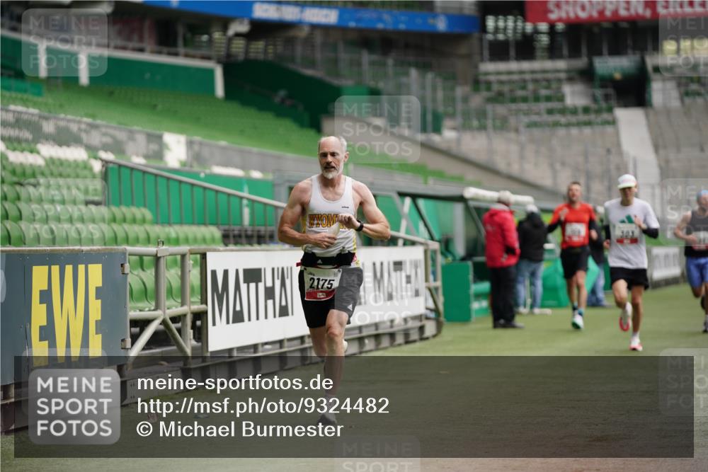 05.10.2025 - 20. swb-Marathon Bremen Michael Burmester http://msf.ph/oto/9324482 05.10.2025 12:27:15 Laufen im Stadion 303, 758, 942, 1571, 1687, 1700, 1969, 2175, 7, 1155, 1618 meine-sportfotos.de
