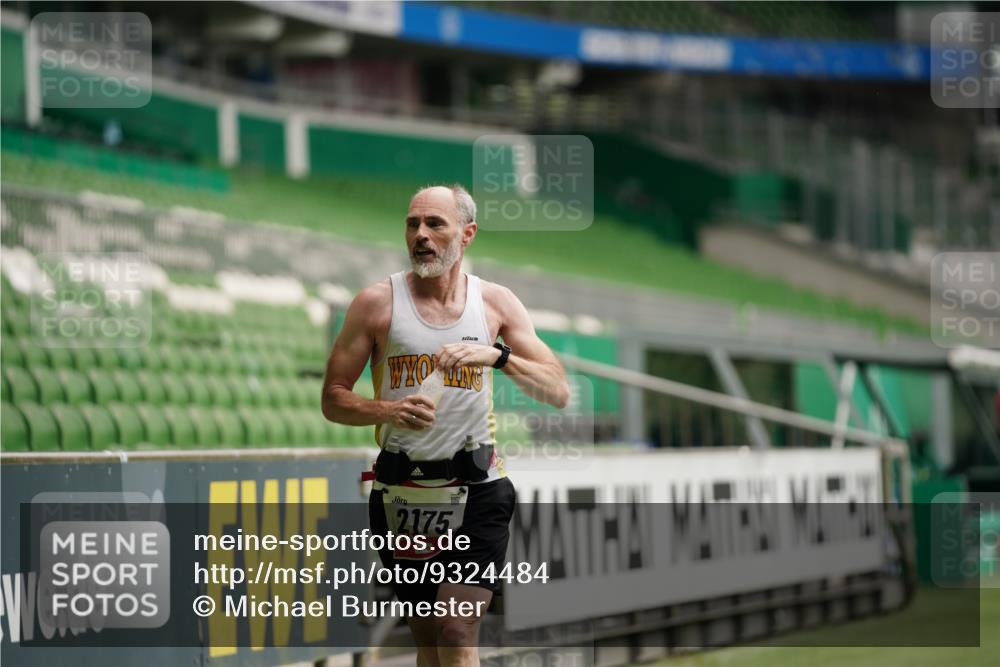 05.10.2025 - 20. swb-Marathon Bremen Michael Burmester http://msf.ph/oto/9324484 05.10.2025 12:27:16 Laufen im Stadion 303, 758, 942, 1571, 1687, 1700, 1969, 2175, 7, 1155 meine-sportfotos.de