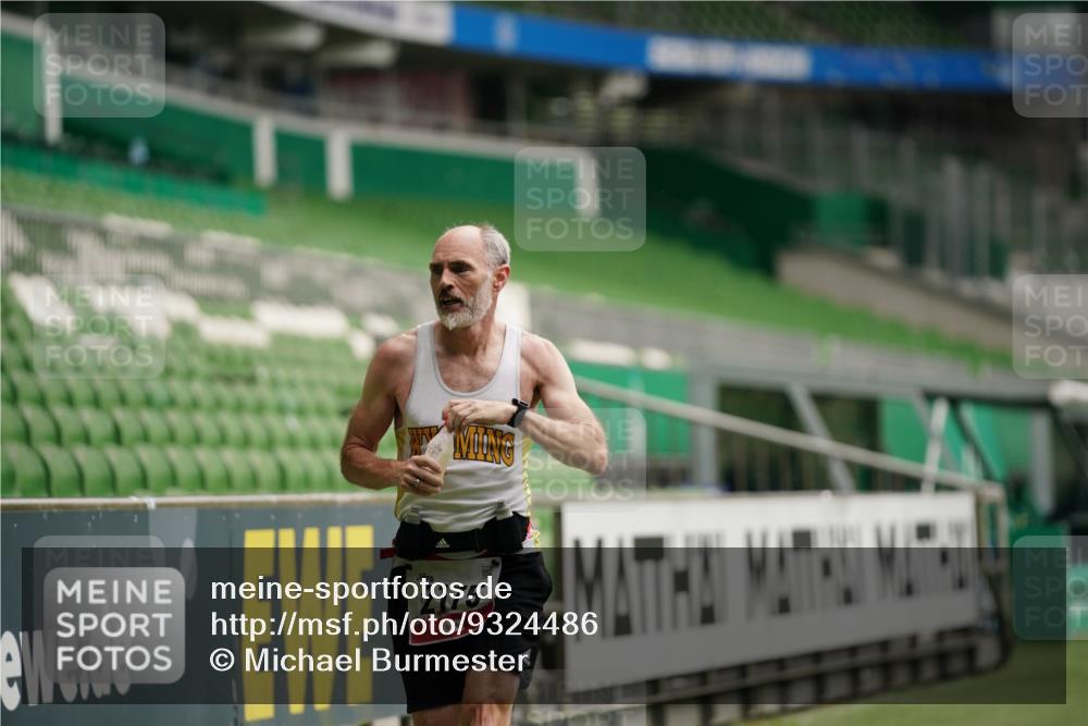 05.10.2025 - 20. swb-Marathon Bremen Michael Burmester http://msf.ph/oto/9324486 05.10.2025 12:27:16 Laufen im Stadion 303, 758, 942, 1571, 1687, 1700, 1969, 2175, 7, 1155 meine-sportfotos.de