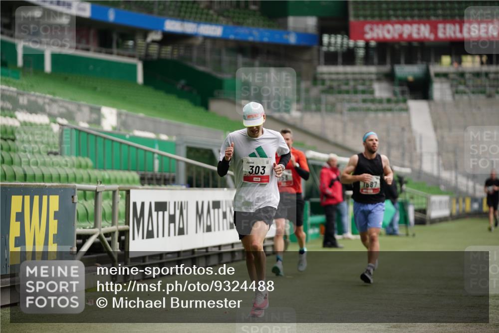 05.10.2025 - 20. swb-Marathon Bremen Michael Burmester http://msf.ph/oto/9324488 05.10.2025 12:27:19 Laufen im Stadion 303, 758, 1571, 1687, 1700, 1969, 2175, 7, 942 meine-sportfotos.de