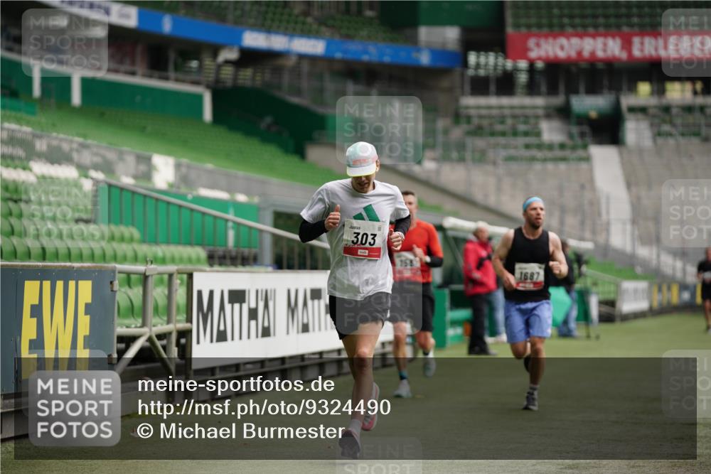 05.10.2025 - 20. swb-Marathon Bremen Michael Burmester http://msf.ph/oto/9324490 05.10.2025 12:27:19 Laufen im Stadion 303, 758, 1571, 1687, 1700, 1969, 2175, 7, 942 meine-sportfotos.de