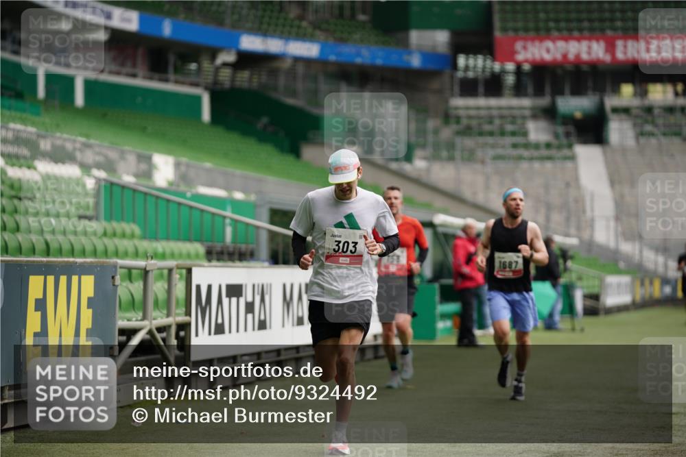 05.10.2025 - 20. swb-Marathon Bremen Michael Burmester http://msf.ph/oto/9324492 05.10.2025 12:27:19 Laufen im Stadion 303, 758, 1571, 1687, 1700, 1969, 2175, 7, 942 meine-sportfotos.de
