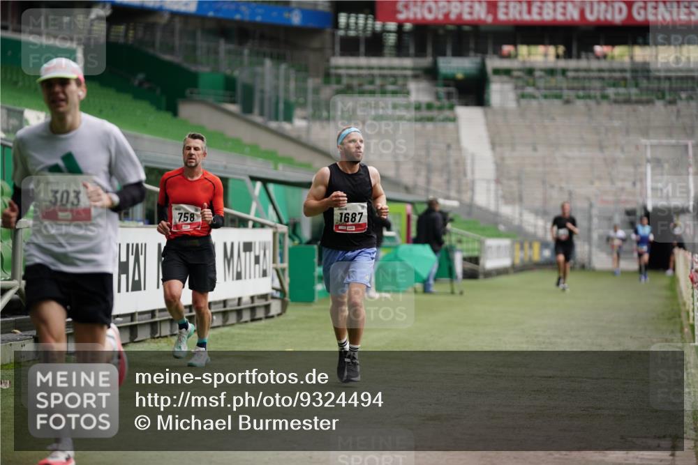 05.10.2025 - 20. swb-Marathon Bremen Michael Burmester http://msf.ph/oto/9324494 05.10.2025 12:27:20 Laufen im Stadion 303, 758, 1571, 1687, 1700, 1969, 2175, 942 meine-sportfotos.de