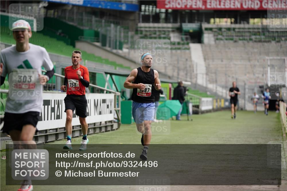 05.10.2025 - 20. swb-Marathon Bremen Michael Burmester http://msf.ph/oto/9324496 05.10.2025 12:27:20 Laufen im Stadion 303, 758, 1571, 1687, 1700, 1969, 2175, 942 meine-sportfotos.de