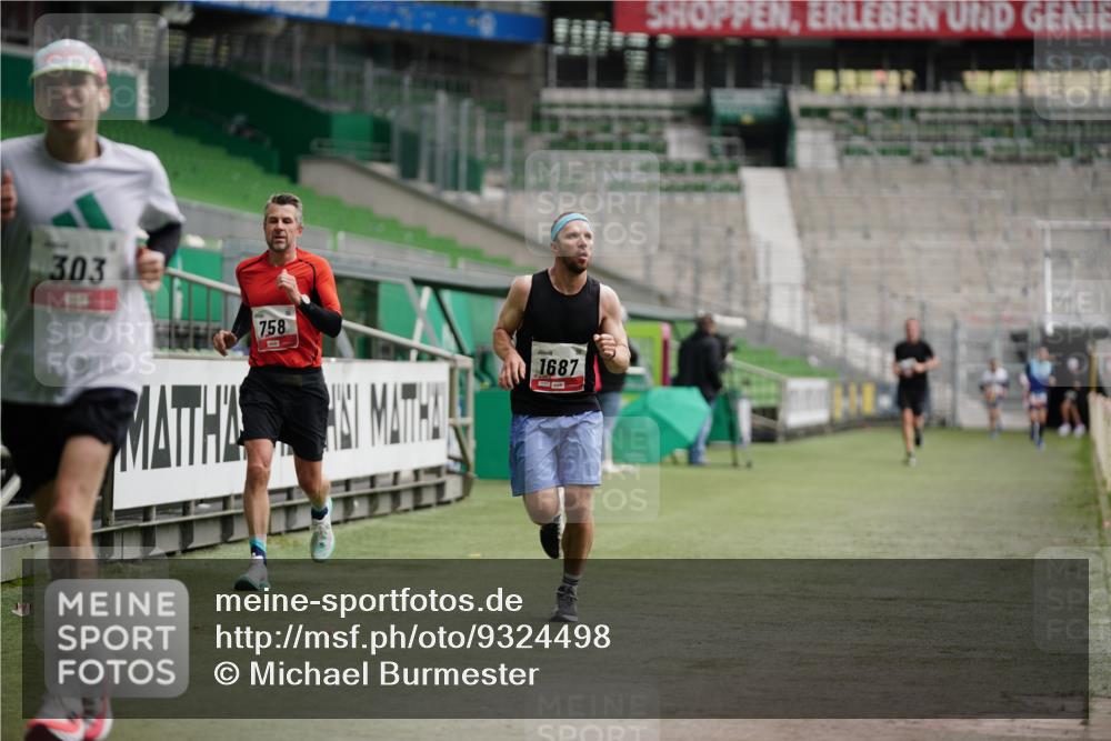 05.10.2025 - 20. swb-Marathon Bremen Michael Burmester http://msf.ph/oto/9324498 05.10.2025 12:27:20 Laufen im Stadion 303, 758, 1571, 1687, 1700, 1969, 2175, 942 meine-sportfotos.de