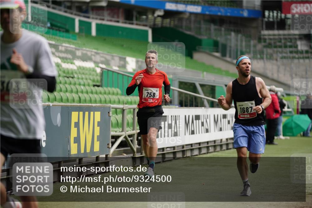 05.10.2025 - 20. swb-Marathon Bremen Michael Burmester http://msf.ph/oto/9324500 05.10.2025 12:27:21 Laufen im Stadion 303, 758, 1571, 1687, 1700, 1969, 2175, 942 meine-sportfotos.de