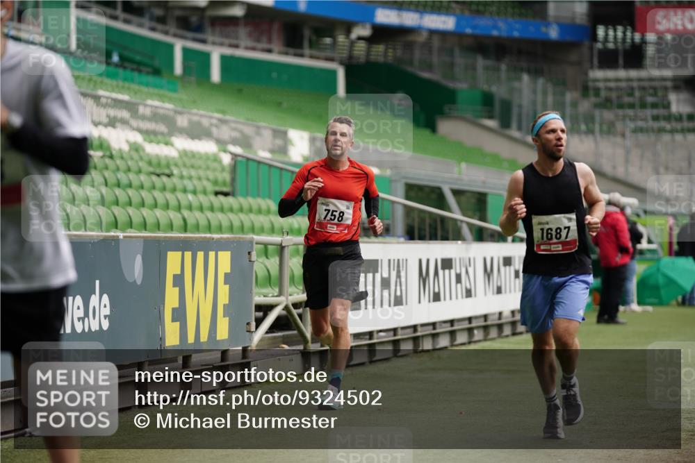 05.10.2025 - 20. swb-Marathon Bremen Michael Burmester http://msf.ph/oto/9324502 05.10.2025 12:27:21 Laufen im Stadion 303, 758, 1571, 1687, 1700, 1969, 2175, 942 meine-sportfotos.de