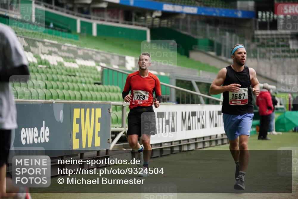 05.10.2025 - 20. swb-Marathon Bremen Michael Burmester http://msf.ph/oto/9324504 05.10.2025 12:27:22 Laufen im Stadion 303, 758, 1334, 1571, 1687, 1700, 1969, 2175, 942 meine-sportfotos.de