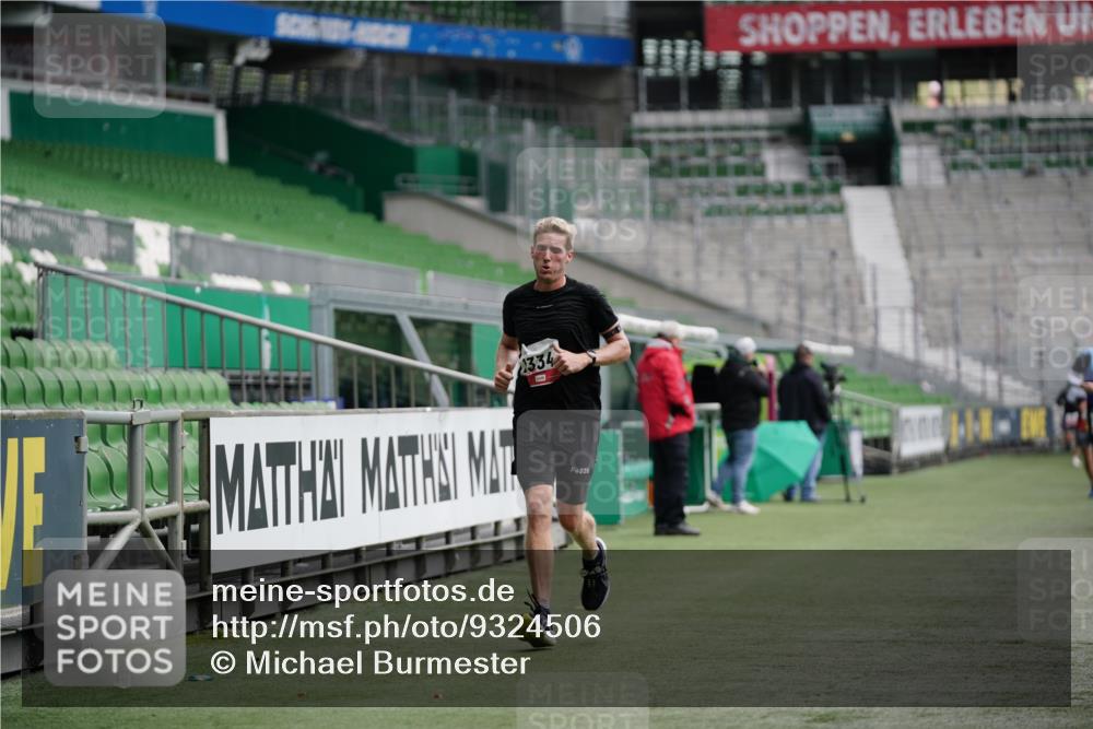 05.10.2025 - 20. swb-Marathon Bremen Michael Burmester http://msf.ph/oto/9324506 05.10.2025 12:27:32 Laufen im Stadion 258, 303, 758, 1303, 1334, 1687, 1700, 2175, 942, 1571, 1969 meine-sportfotos.de
