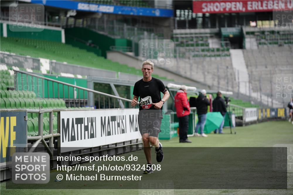 05.10.2025 - 20. swb-Marathon Bremen Michael Burmester http://msf.ph/oto/9324508 05.10.2025 12:27:33 Laufen im Stadion 258, 303, 758, 1303, 1334, 1687, 1700, 2175, 942, 1571, 1969 meine-sportfotos.de
