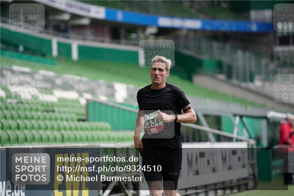 05.10.2025 - 20. swb-Marathon Bremen Michael Burmester http://msf.ph/oto/9324510 05.10.2025 12:27:35 Laufen im Stadion 258, 303, 758, 1303, 1334, 1687, 1700, 2175, 942, 1571, 1969 meine-sportfotos.de