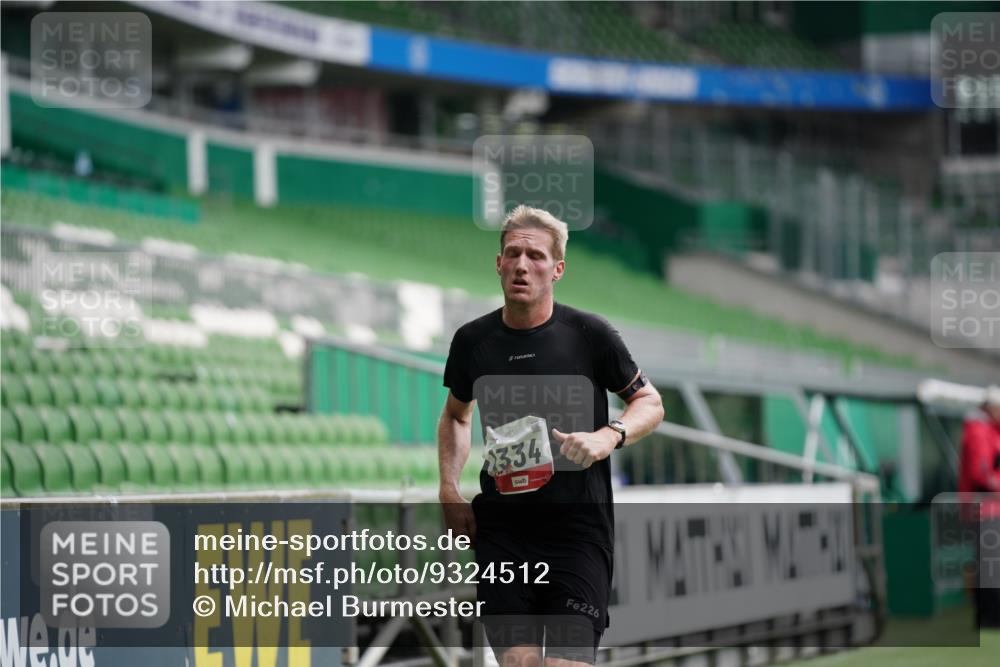 05.10.2025 - 20. swb-Marathon Bremen Michael Burmester http://msf.ph/oto/9324512 05.10.2025 12:27:35 Laufen im Stadion 258, 303, 758, 1303, 1334, 1687, 1700, 2175, 942, 1571, 1969 meine-sportfotos.de