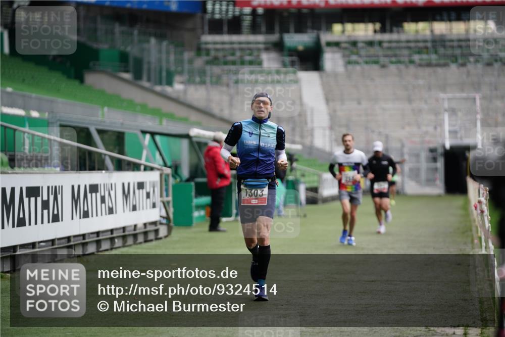 05.10.2025 - 20. swb-Marathon Bremen Michael Burmester http://msf.ph/oto/9324514 05.10.2025 12:27:41 Laufen im Stadion 258, 303, 593, 758, 1303, 1334, 1687, 2175, 1571, 1700, 1969 meine-sportfotos.de