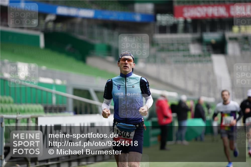 05.10.2025 - 20. swb-Marathon Bremen Michael Burmester http://msf.ph/oto/9324518 05.10.2025 12:27:42 Laufen im Stadion 258, 303, 593, 758, 1303, 1334, 1687, 2175, 1571, 1700, 1969 meine-sportfotos.de