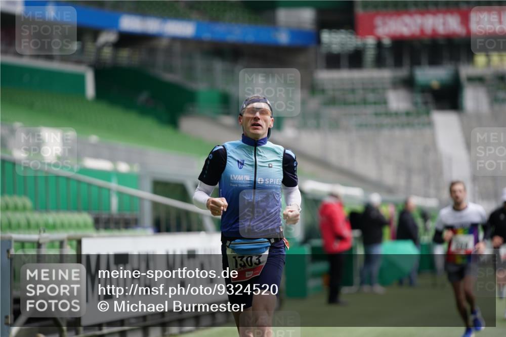 05.10.2025 - 20. swb-Marathon Bremen Michael Burmester http://msf.ph/oto/9324520 05.10.2025 12:27:42 Laufen im Stadion 258, 303, 593, 758, 1303, 1334, 1687, 2175, 1571, 1700, 1969 meine-sportfotos.de