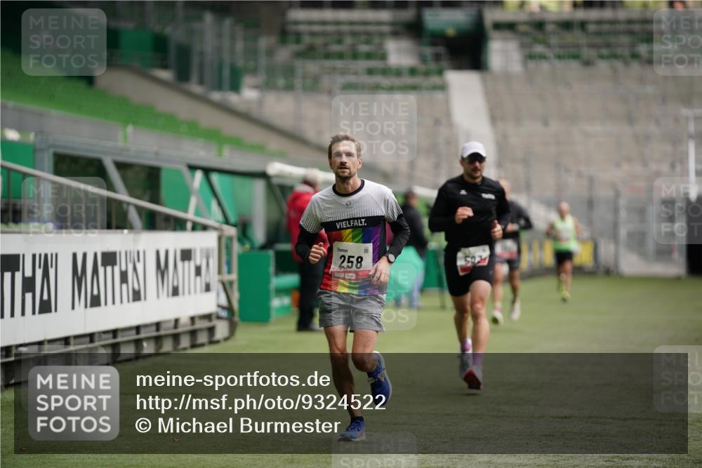 05.10.2025 - 20. swb-Marathon Bremen Michael Burmester http://msf.ph/oto/9324522 05.10.2025 12:27:45 Laufen im Stadion 258, 303, 593, 758, 1303, 1334, 1668, 1687, 2175, 1571, 1700, 1969 meine-sportfotos.de
