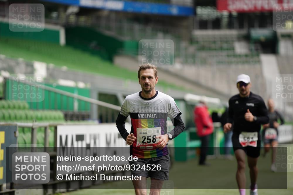 05.10.2025 - 20. swb-Marathon Bremen Michael Burmester http://msf.ph/oto/9324526 05.10.2025 12:27:47 Laufen im Stadion 258, 303, 593, 758, 1249, 1303, 1334, 1668, 1687, 2175, 1571, 1700, 1969 meine-sportfotos.de