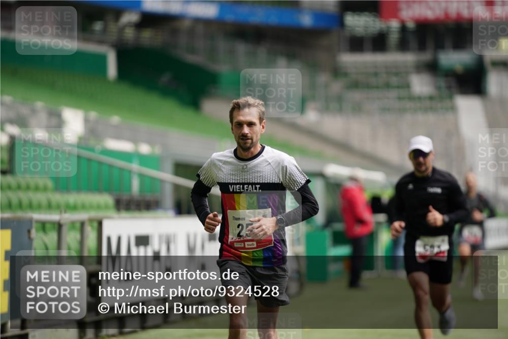 05.10.2025 - 20. swb-Marathon Bremen Michael Burmester http://msf.ph/oto/9324528 05.10.2025 12:27:47 Laufen im Stadion 258, 303, 593, 758, 1249, 1303, 1334, 1668, 1687, 2175, 1571, 1700, 1969 meine-sportfotos.de