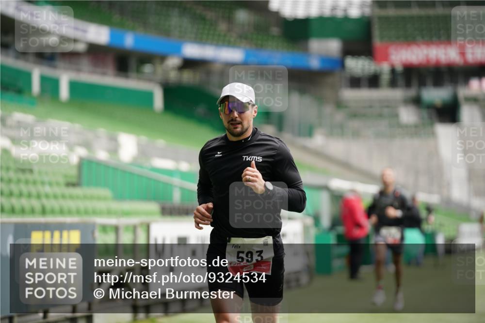 05.10.2025 - 20. swb-Marathon Bremen Michael Burmester http://msf.ph/oto/9324534 05.10.2025 12:27:50 Laufen im Stadion 258, 303, 593, 758, 1249, 1303, 1334, 1668, 1687, 2175, 1571, 1700, 1969 meine-sportfotos.de