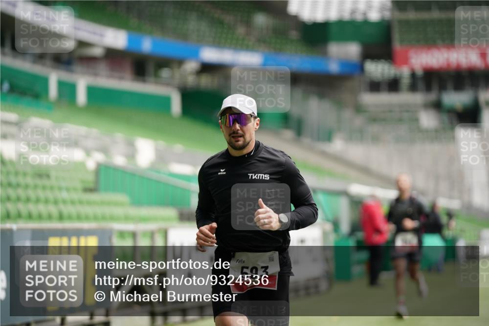 05.10.2025 - 20. swb-Marathon Bremen Michael Burmester http://msf.ph/oto/9324536 05.10.2025 12:27:50 Laufen im Stadion 258, 303, 593, 758, 1249, 1303, 1334, 1668, 1687, 2175, 1571, 1700, 1969 meine-sportfotos.de