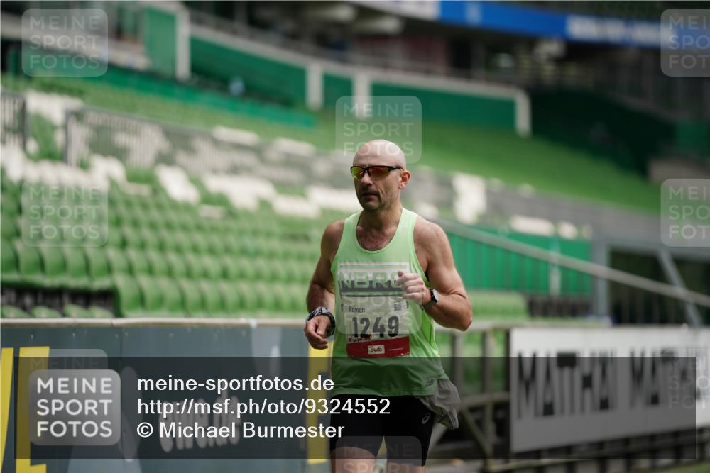05.10.2025 - 20. swb-Marathon Bremen Michael Burmester http://msf.ph/oto/9324552 05.10.2025 12:28:02 Laufen im Stadion 258, 303, 593, 758, 1249, 1303, 1334, 1668, 1687, 2175 meine-sportfotos.de
