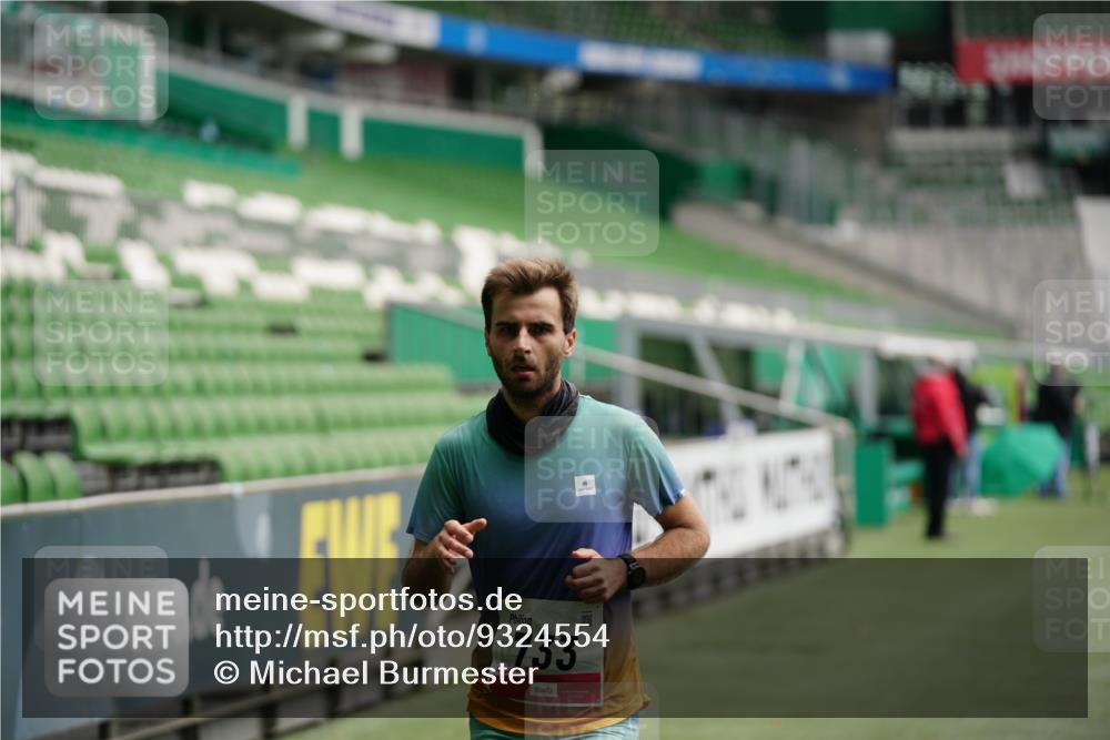 05.10.2025 - 20. swb-Marathon Bremen Michael Burmester http://msf.ph/oto/9324554 05.10.2025 12:28:46 Laufen im Stadion 62, 733, 940, 1249, 1688, 2179, 258, 593, 1249, 1303, 1668 meine-sportfotos.de