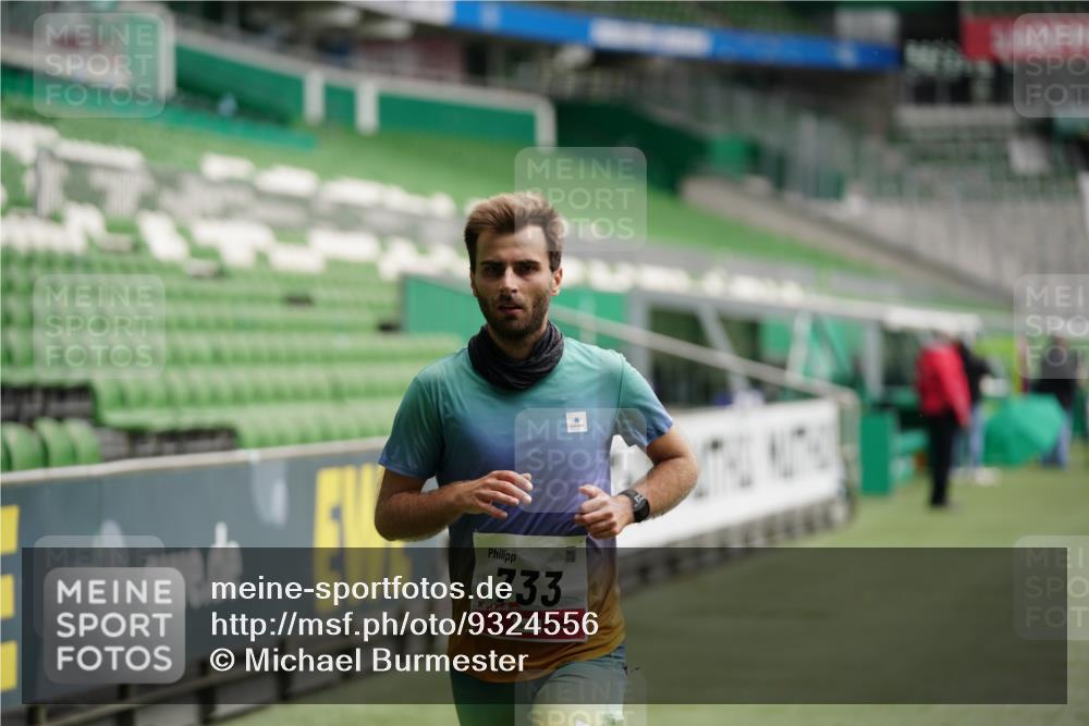 05.10.2025 - 20. swb-Marathon Bremen Michael Burmester http://msf.ph/oto/9324556 05.10.2025 12:28:46 Laufen im Stadion 62, 733, 940, 1249, 1688, 2179, 258, 593, 1249, 1303, 1668 meine-sportfotos.de