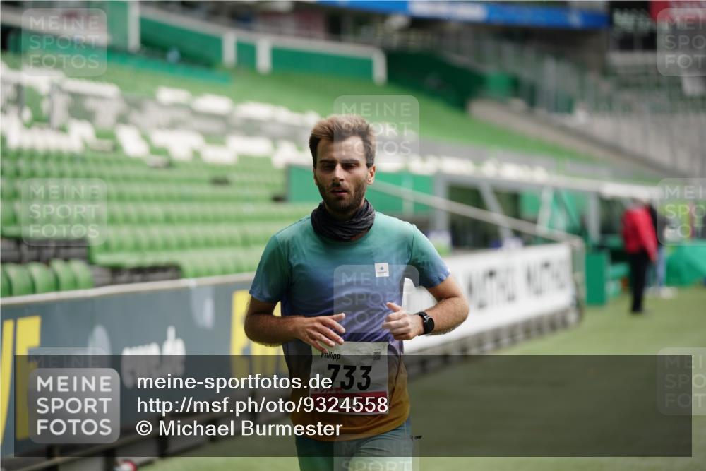 05.10.2025 - 20. swb-Marathon Bremen Michael Burmester http://msf.ph/oto/9324558 05.10.2025 12:28:46 Laufen im Stadion 62, 733, 940, 1249, 1688, 2179, 258, 593, 1249, 1303, 1668 meine-sportfotos.de