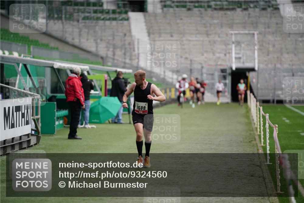 05.10.2025 - 20. swb-Marathon Bremen Michael Burmester http://msf.ph/oto/9324560 05.10.2025 12:28:49 Laufen im Stadion 62, 733, 940, 1688, 2179, 258, 593, 1249, 1668 meine-sportfotos.de