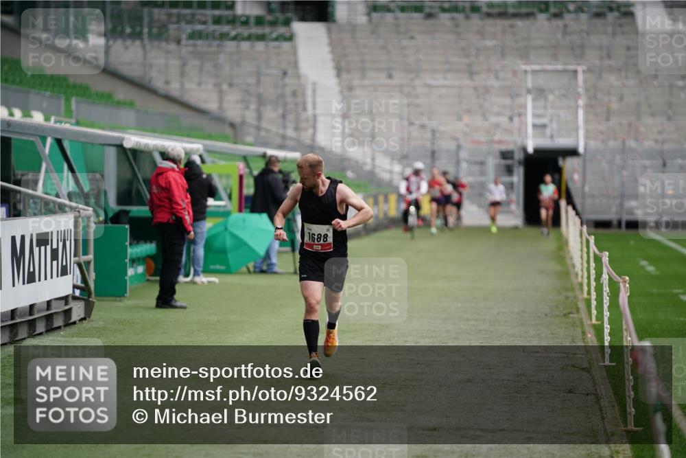 05.10.2025 - 20. swb-Marathon Bremen Michael Burmester http://msf.ph/oto/9324562 05.10.2025 12:28:49 Laufen im Stadion 62, 733, 940, 1688, 2179, 258, 593, 1249, 1668 meine-sportfotos.de
