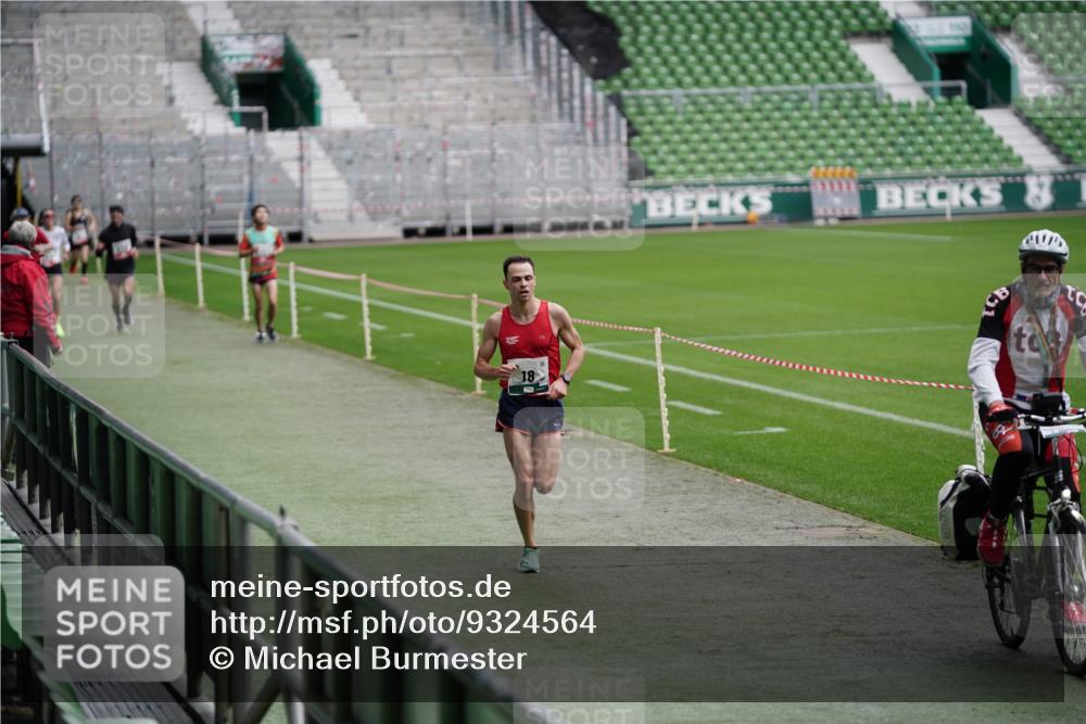 05.10.2025 - 20. swb-Marathon Bremen Michael Burmester http://msf.ph/oto/9324564 05.10.2025 12:29:03 Laufen im Stadion 18, 62, 632, 733, 742, 871, 940, 1688, 2179, 2253, 1249, 1668 meine-sportfotos.de