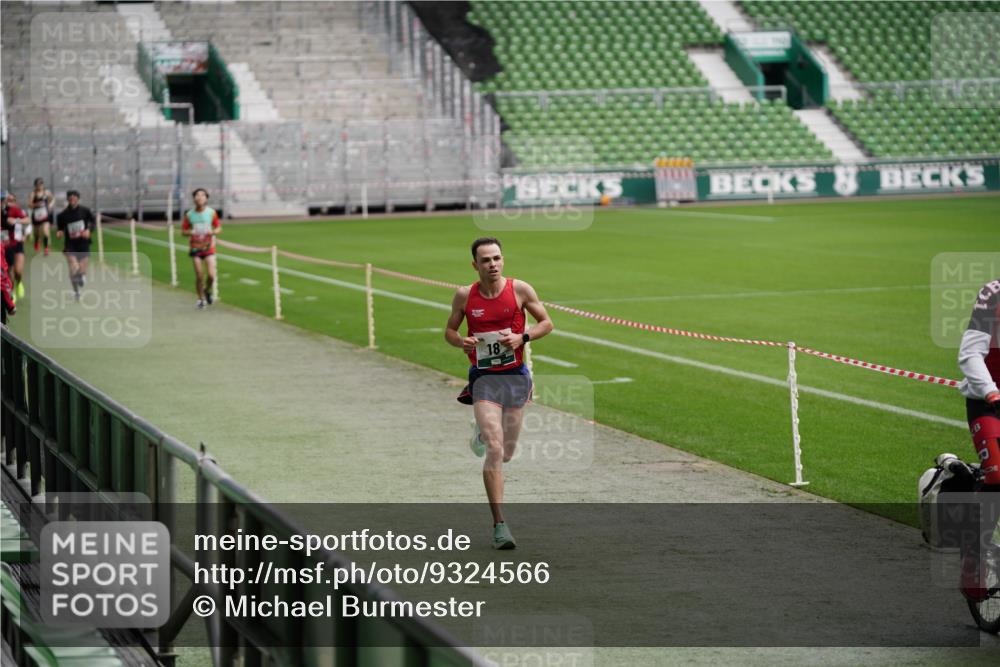 05.10.2025 - 20. swb-Marathon Bremen Michael Burmester http://msf.ph/oto/9324566 05.10.2025 12:29:03 Laufen im Stadion 18, 62, 632, 733, 742, 871, 940, 1688, 2179, 2253, 1249, 1668 meine-sportfotos.de