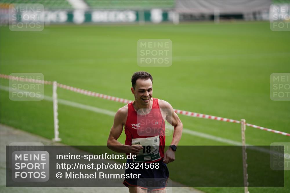 05.10.2025 - 20. swb-Marathon Bremen Michael Burmester http://msf.ph/oto/9324568 05.10.2025 12:29:05 Laufen im Stadion 18, 62, 632, 733, 742, 871, 940, 1688, 2179, 2253, 1249 meine-sportfotos.de