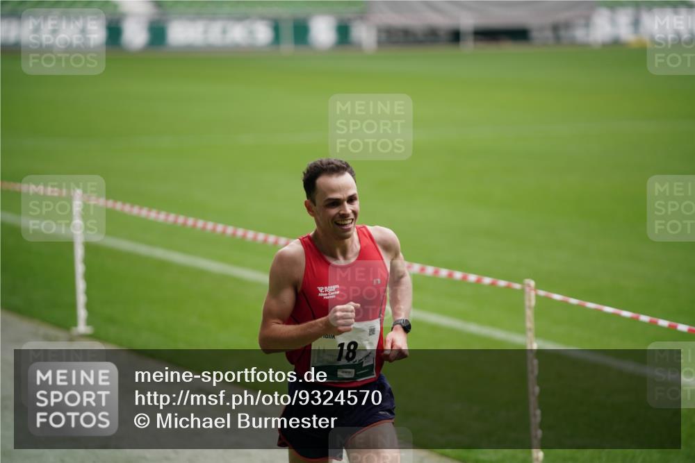 05.10.2025 - 20. swb-Marathon Bremen Michael Burmester http://msf.ph/oto/9324570 05.10.2025 12:29:05 Laufen im Stadion 18, 62, 632, 733, 742, 871, 940, 1688, 2179, 2253, 1249 meine-sportfotos.de