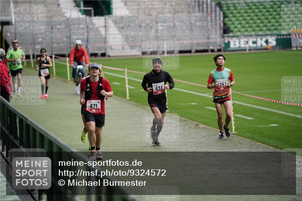05.10.2025 - 20. swb-Marathon Bremen Michael Burmester http://msf.ph/oto/9324572 05.10.2025 12:29:12 Laufen im Stadion 17, 18, 632, 733, 742, 871, 940, 1063, 1688, 2179, 2253, 62 meine-sportfotos.de