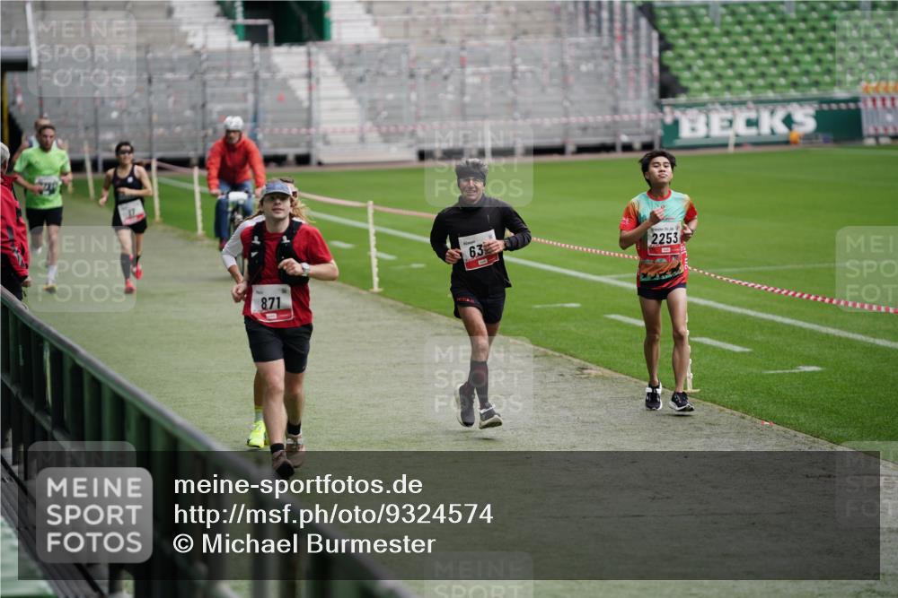 05.10.2025 - 20. swb-Marathon Bremen Michael Burmester http://msf.ph/oto/9324574 05.10.2025 12:29:12 Laufen im Stadion 17, 18, 632, 733, 742, 871, 940, 1063, 1688, 2179, 2253, 62 meine-sportfotos.de