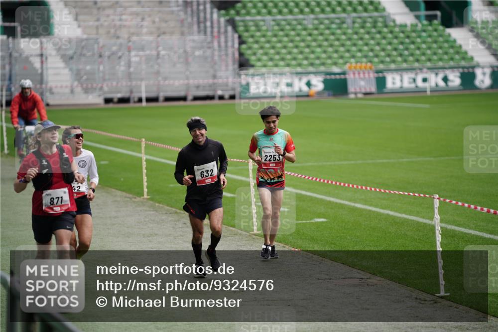 05.10.2025 - 20. swb-Marathon Bremen Michael Burmester http://msf.ph/oto/9324576 05.10.2025 12:29:13 Laufen im Stadion 17, 18, 632, 733, 742, 871, 940, 1063, 1688, 2179, 2253, 62 meine-sportfotos.de