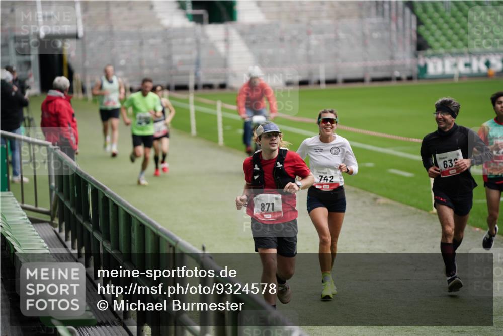 05.10.2025 - 20. swb-Marathon Bremen Michael Burmester http://msf.ph/oto/9324578 05.10.2025 12:29:14 Laufen im Stadion 17, 18, 632, 733, 742, 871, 940, 1063, 1688, 2179, 2253, 62 meine-sportfotos.de