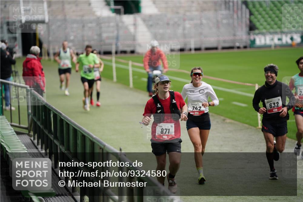 05.10.2025 - 20. swb-Marathon Bremen Michael Burmester http://msf.ph/oto/9324580 05.10.2025 12:29:14 Laufen im Stadion 17, 18, 632, 733, 742, 871, 940, 1063, 1688, 2179, 2253, 62 meine-sportfotos.de