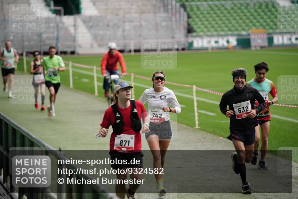 05.10.2025 - 20. swb-Marathon Bremen Michael Burmester http://msf.ph/oto/9324582 05.10.2025 12:29:14 Laufen im Stadion 17, 18, 632, 733, 742, 871, 940, 1063, 1688, 2179, 2253, 62 meine-sportfotos.de