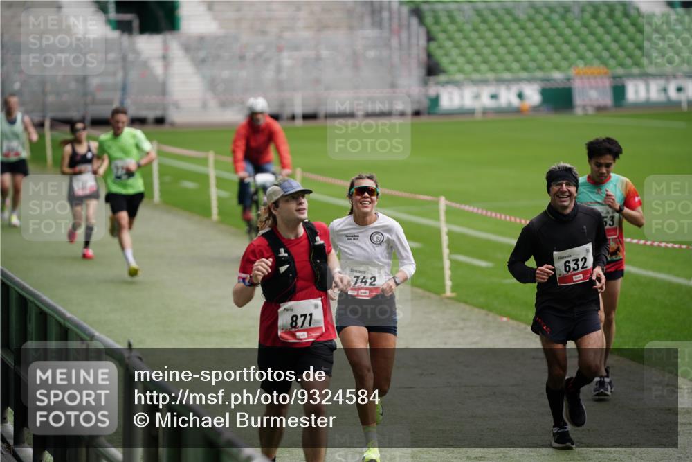 05.10.2025 - 20. swb-Marathon Bremen Michael Burmester http://msf.ph/oto/9324584 05.10.2025 12:29:15 Laufen im Stadion 17, 18, 632, 733, 742, 871, 940, 1063, 1688, 2179, 2253, 62 meine-sportfotos.de