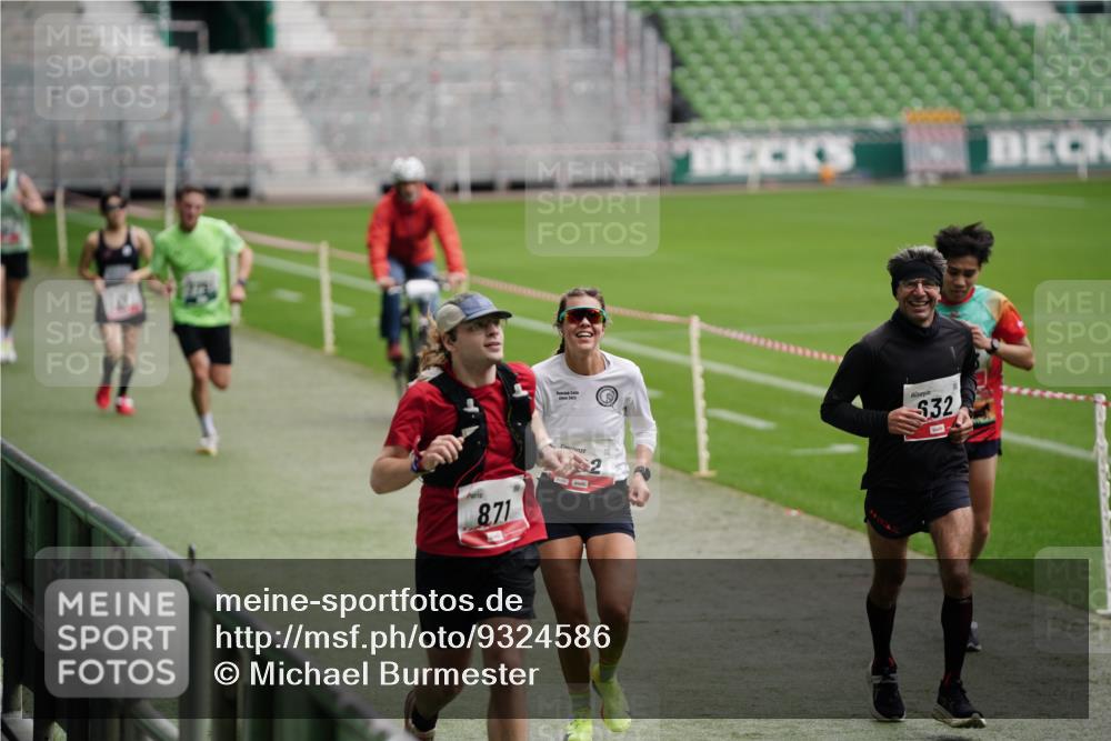 05.10.2025 - 20. swb-Marathon Bremen Michael Burmester http://msf.ph/oto/9324586 05.10.2025 12:29:15 Laufen im Stadion 17, 18, 632, 733, 742, 871, 940, 1063, 1688, 2179, 2253, 62 meine-sportfotos.de