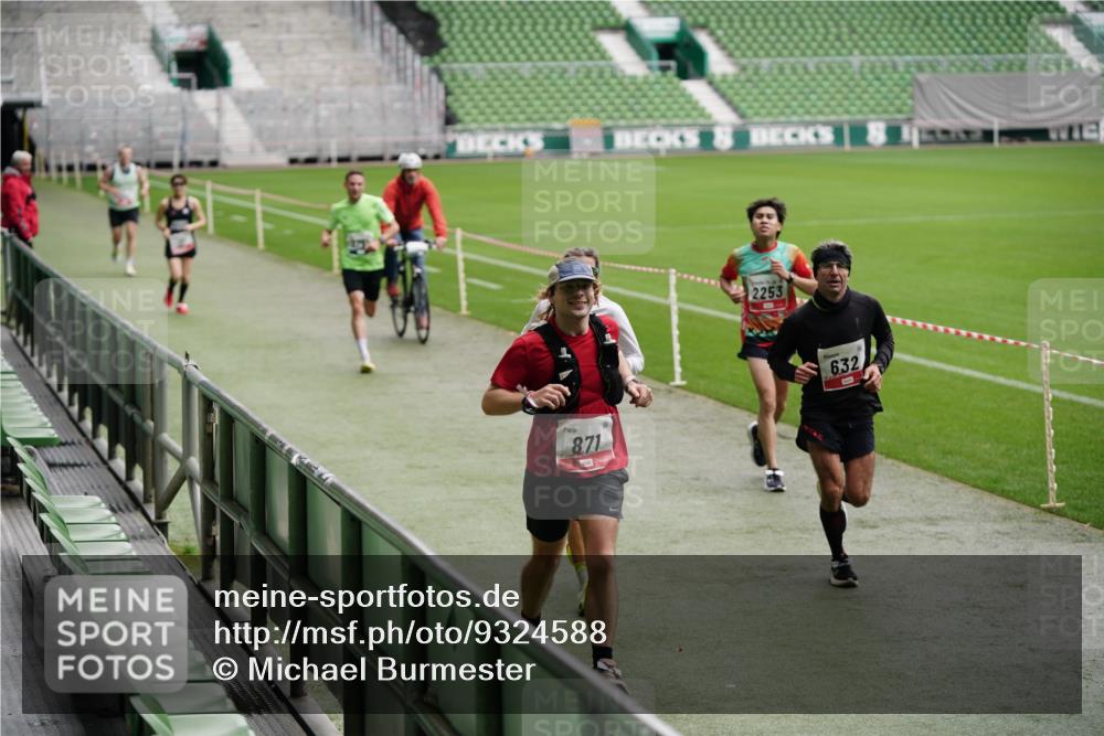 05.10.2025 - 20. swb-Marathon Bremen Michael Burmester http://msf.ph/oto/9324588 05.10.2025 12:29:17 Laufen im Stadion 17, 18, 632, 733, 742, 871, 940, 1063, 1688, 2179, 2253, 62, 2179 meine-sportfotos.de