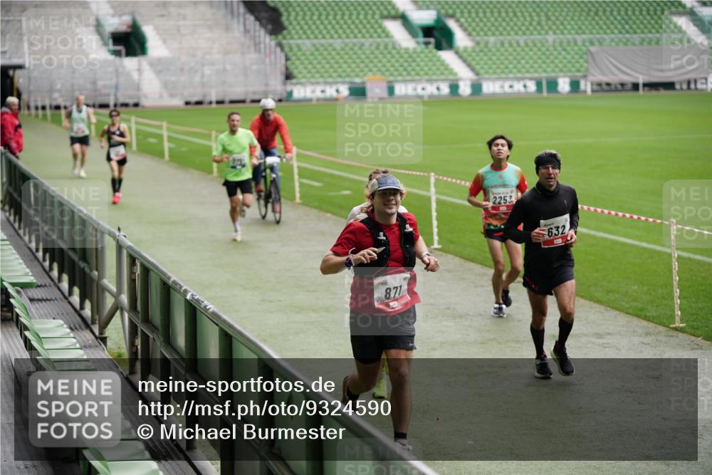05.10.2025 - 20. swb-Marathon Bremen Michael Burmester http://msf.ph/oto/9324590 05.10.2025 12:29:17 Laufen im Stadion 17, 18, 632, 733, 742, 871, 940, 1063, 1688, 2179, 2253, 62, 2179 meine-sportfotos.de