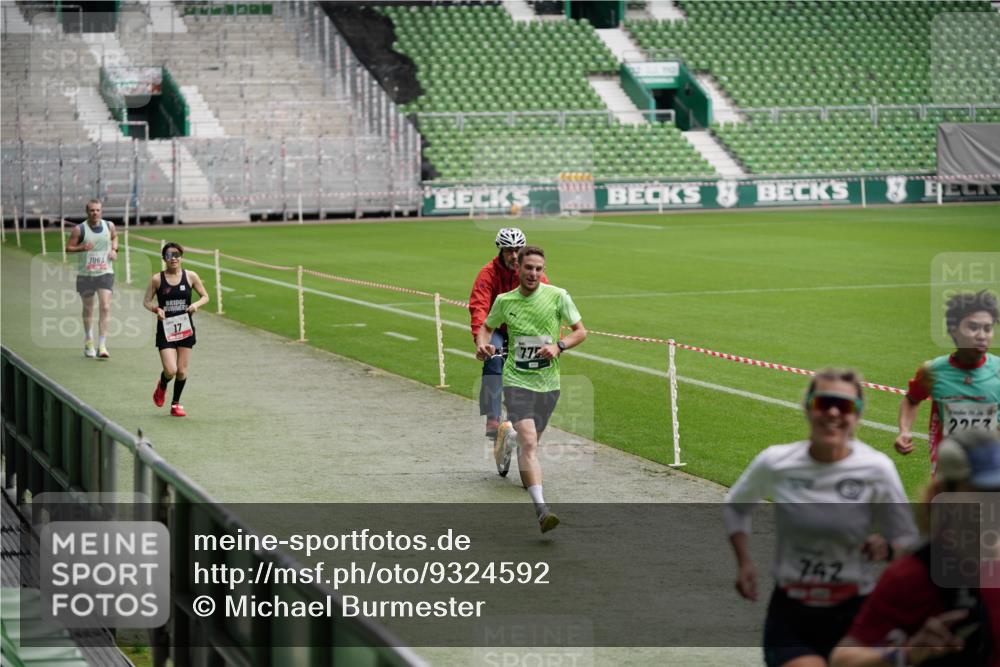 05.10.2025 - 20. swb-Marathon Bremen Michael Burmester http://msf.ph/oto/9324592 05.10.2025 12:29:18 Laufen im Stadion 17, 18, 632, 733, 742, 871, 940, 1063, 1688, 2253, 7751, 62, 2179 meine-sportfotos.de