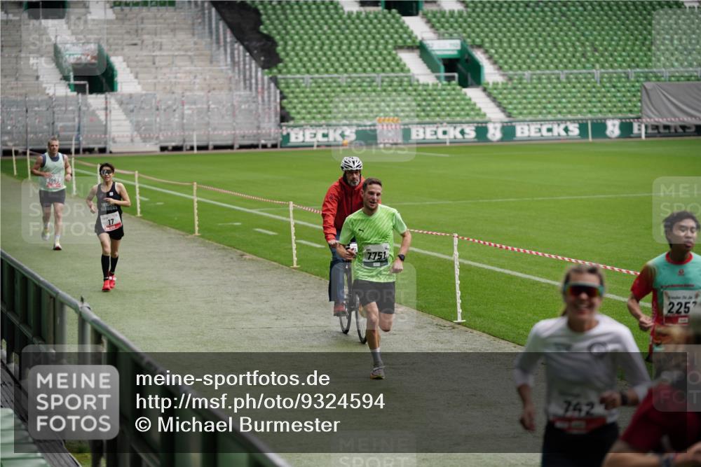 05.10.2025 - 20. swb-Marathon Bremen Michael Burmester http://msf.ph/oto/9324594 05.10.2025 12:29:18 Laufen im Stadion 17, 18, 632, 733, 742, 871, 940, 1063, 1688, 2253, 7751, 62, 2179 meine-sportfotos.de