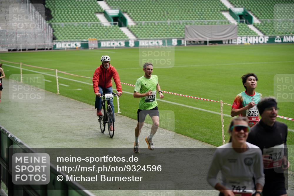 05.10.2025 - 20. swb-Marathon Bremen Michael Burmester http://msf.ph/oto/9324596 05.10.2025 12:29:19 Laufen im Stadion 17, 18, 632, 733, 742, 871, 940, 1063, 1688, 2253, 7751, 62, 2179 meine-sportfotos.de