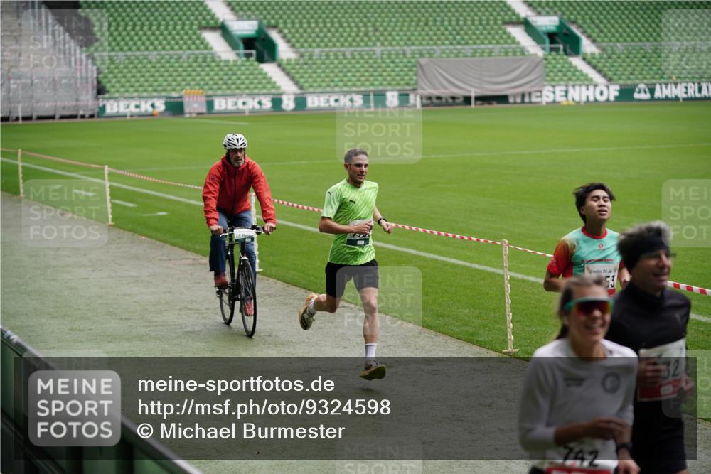 05.10.2025 - 20. swb-Marathon Bremen Michael Burmester http://msf.ph/oto/9324598 05.10.2025 12:29:19 Laufen im Stadion 17, 18, 632, 733, 742, 871, 940, 1063, 1688, 2253, 7751, 62, 2179 meine-sportfotos.de