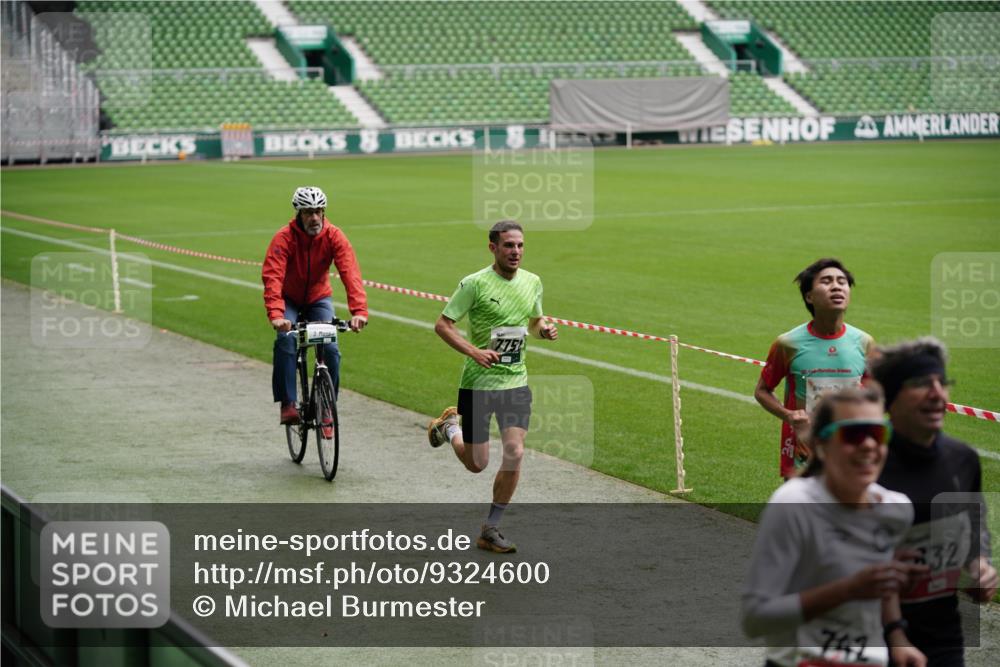 05.10.2025 - 20. swb-Marathon Bremen Michael Burmester http://msf.ph/oto/9324600 05.10.2025 12:29:19 Laufen im Stadion 17, 18, 632, 733, 742, 871, 940, 1063, 1688, 2253, 7751, 62, 2179 meine-sportfotos.de